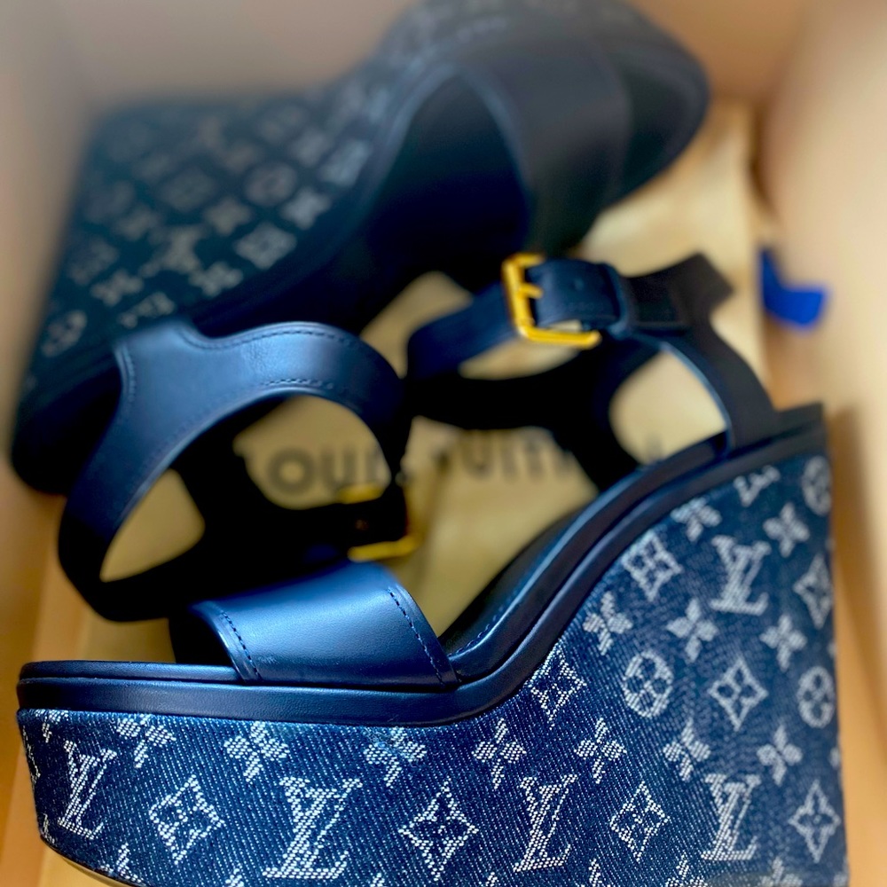 Authentic Louis Vuitton Waterfall Wedge Sandal sz 39 New! Dark Navy Blue Leather - Picture 13 of 16